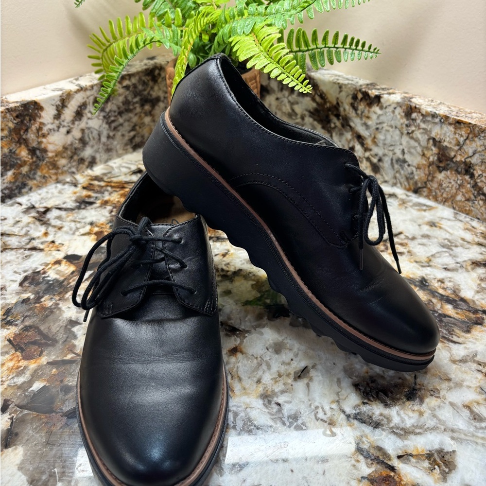 Clarks Black Leather Women's Oxfords - Picture 7 of 10
